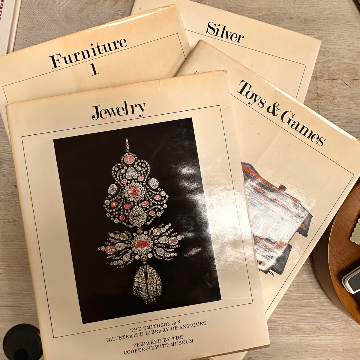 Smithsonian Illustrated Library of Antiques