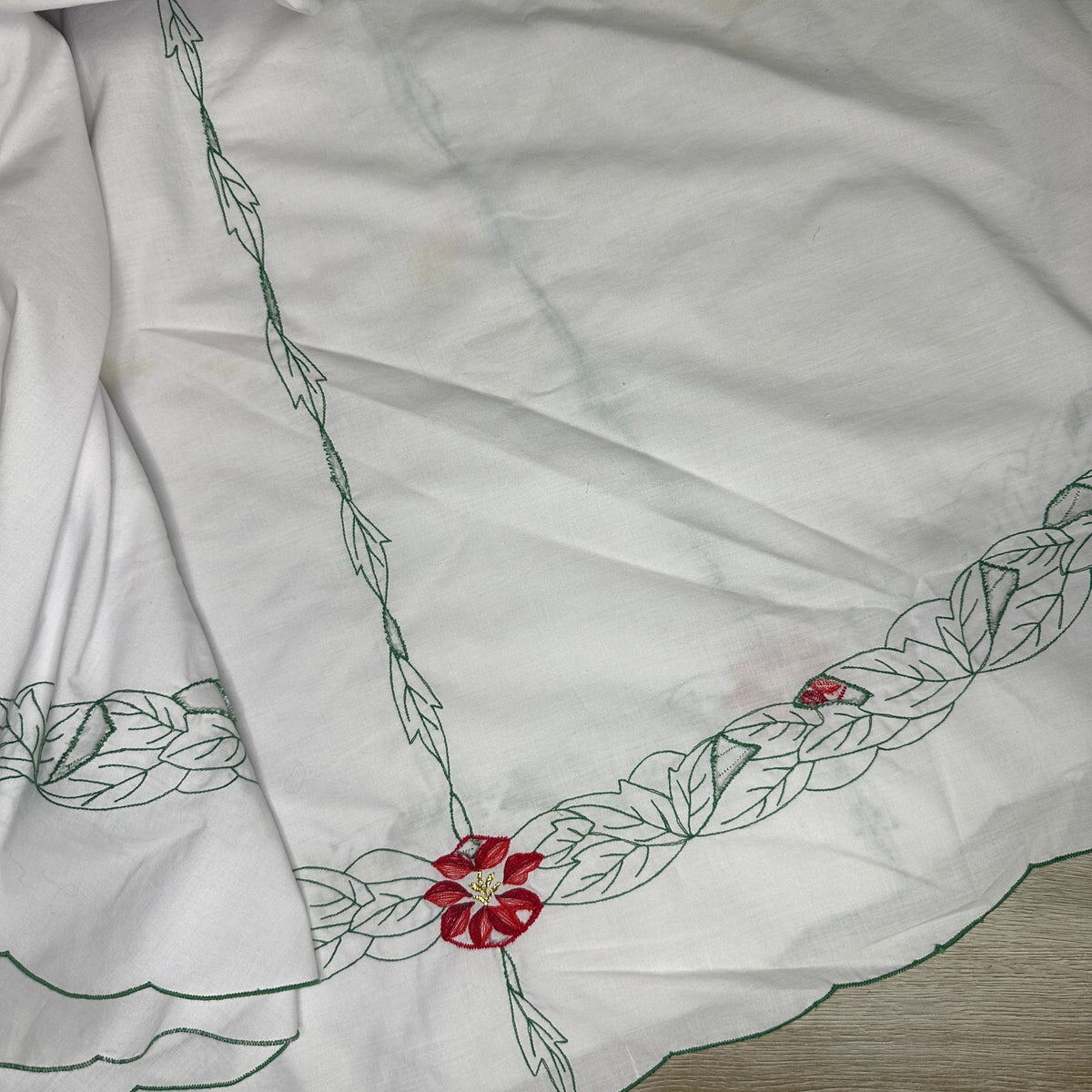 Poinsettia with scallop edge tablecloth - round