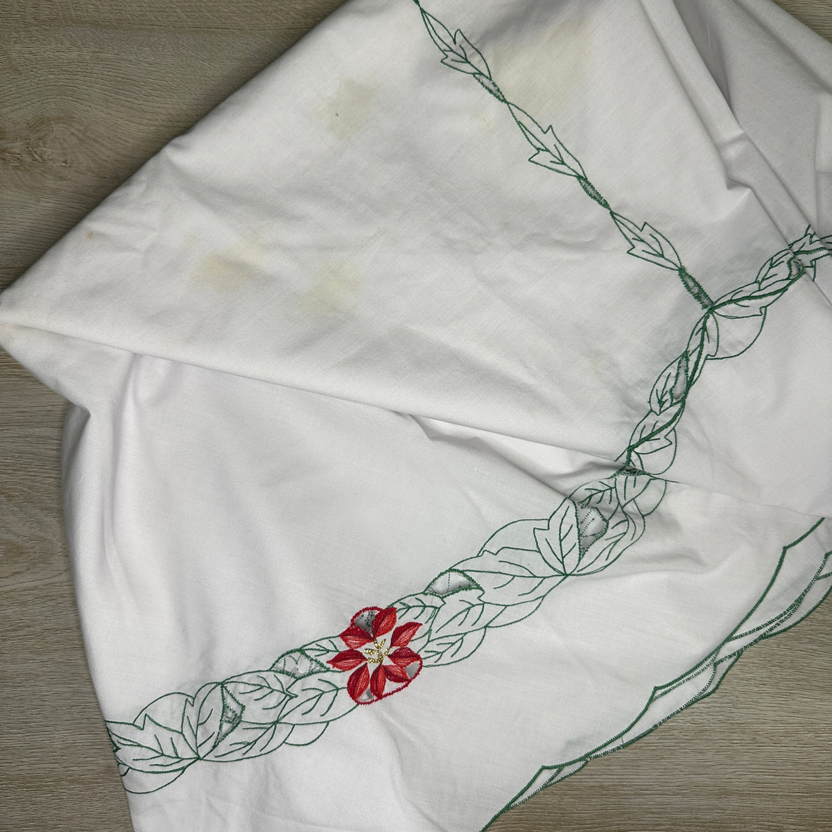 Poinsettia with scallop edge tablecloth - round
