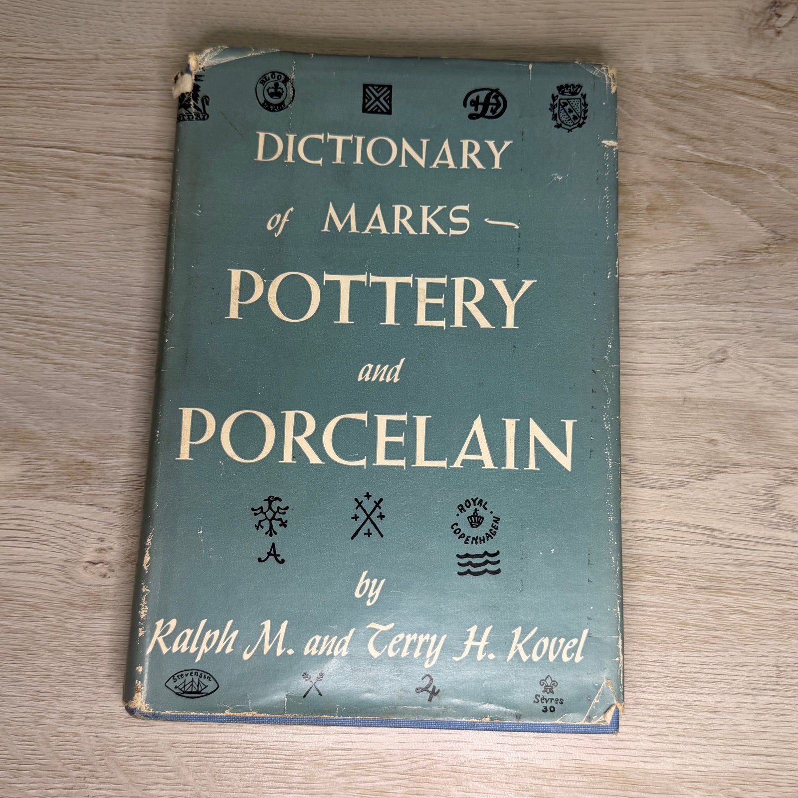 Dictionary of Marks - Pottery and Porcelain